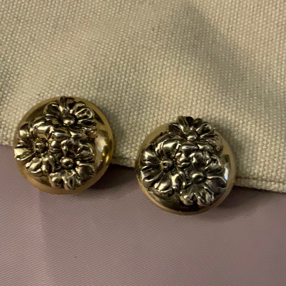 Flower clip on earrings - Picture 3 of 4